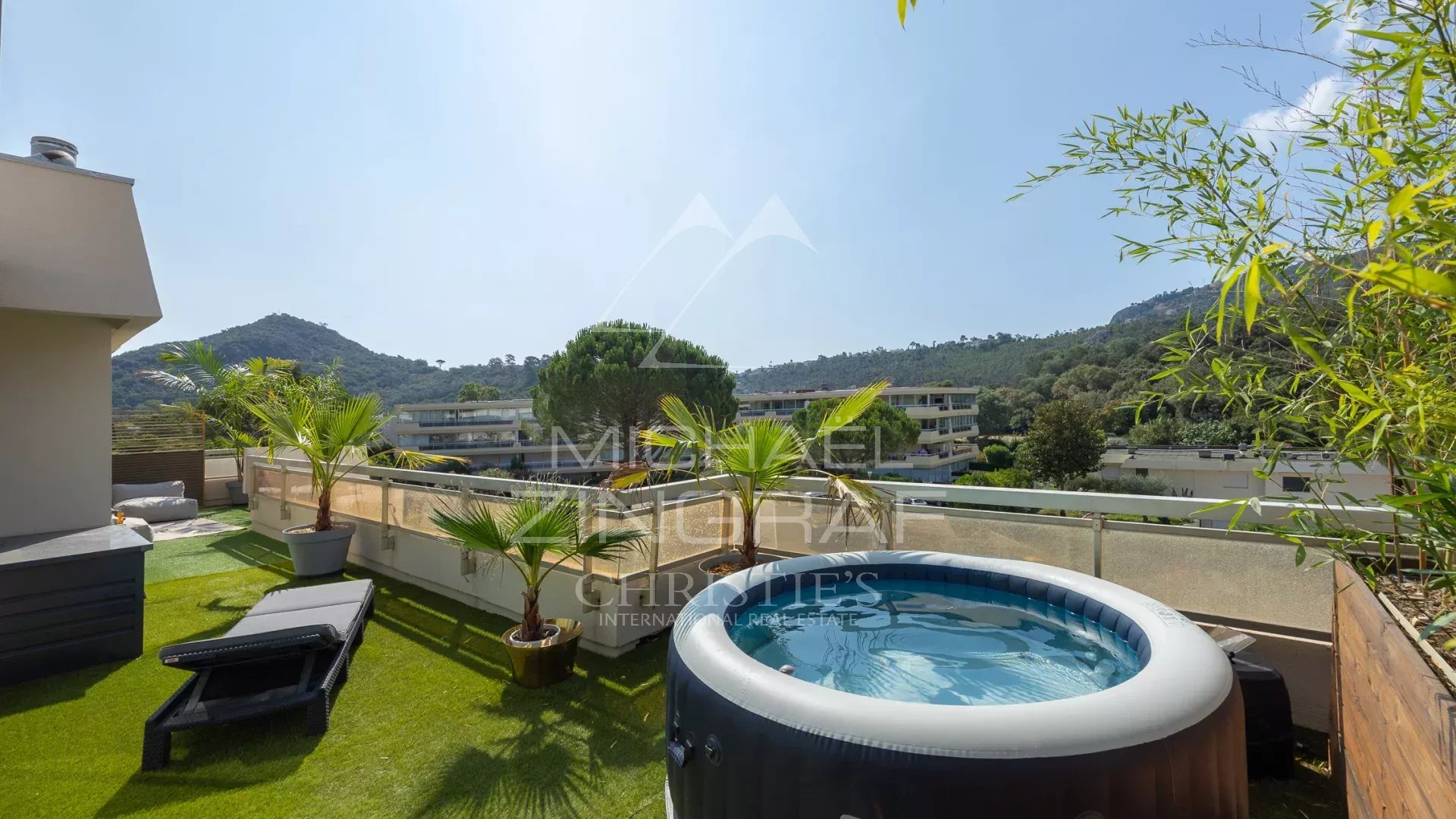 Terrasse avec jacuzzi à Mandelieu-la-Napoule Terrasse d'un appartement avec jacuzzi et vue sur la nature à Mandelieu-la-Napoule.