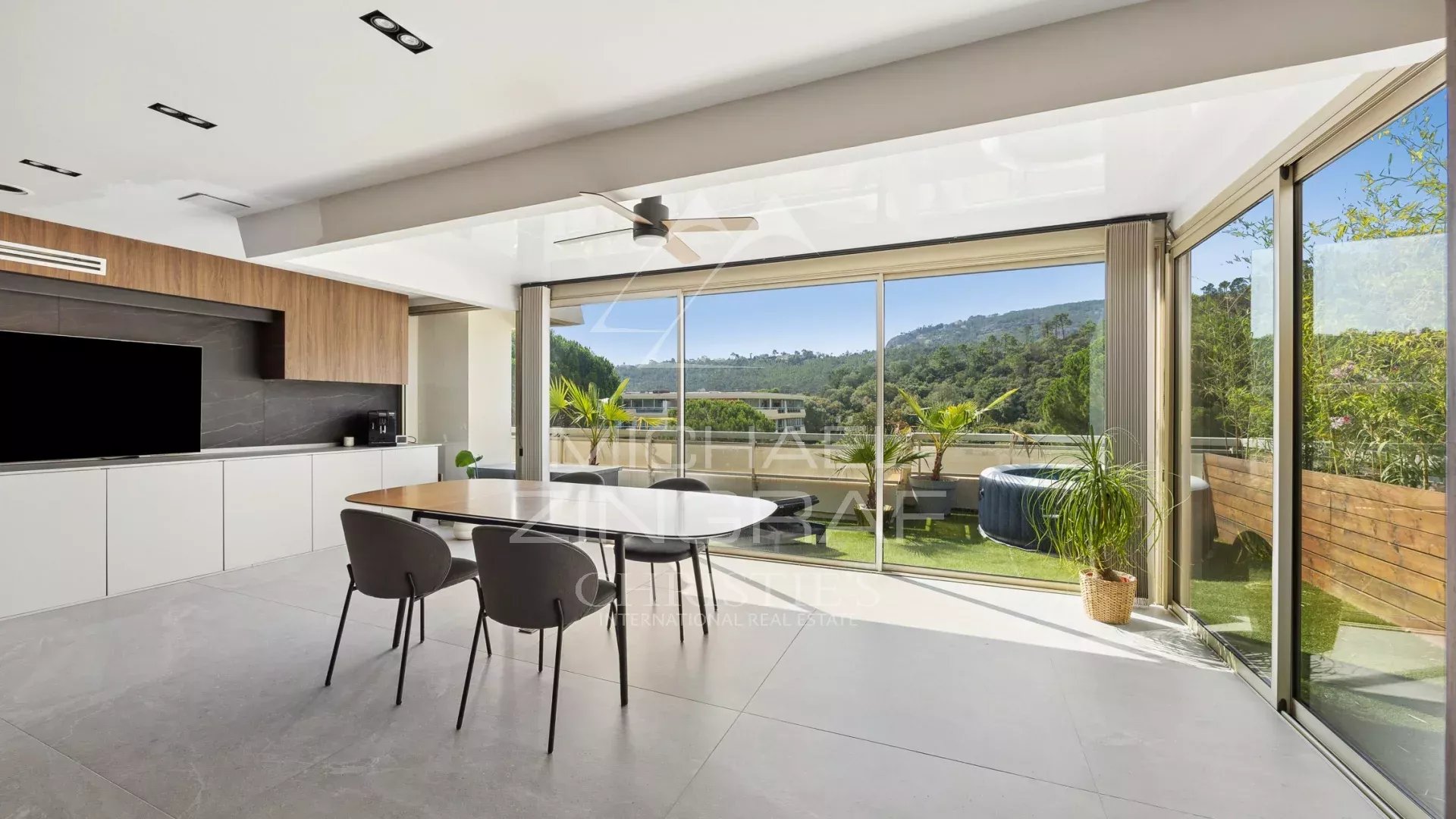 Appartement moderne à Mandelieu-la-Napoule Intérieur d'un appartement moderne avec un espace de vie lumineux et une vue sur la nature.