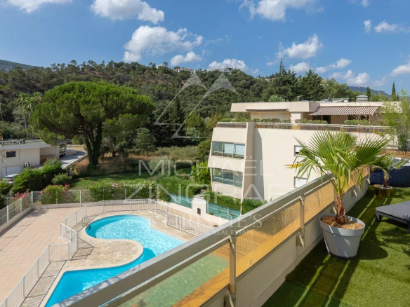Vue d'un appartement avec piscine dans une résidence privée à Mandelieu-la-Napoule.
