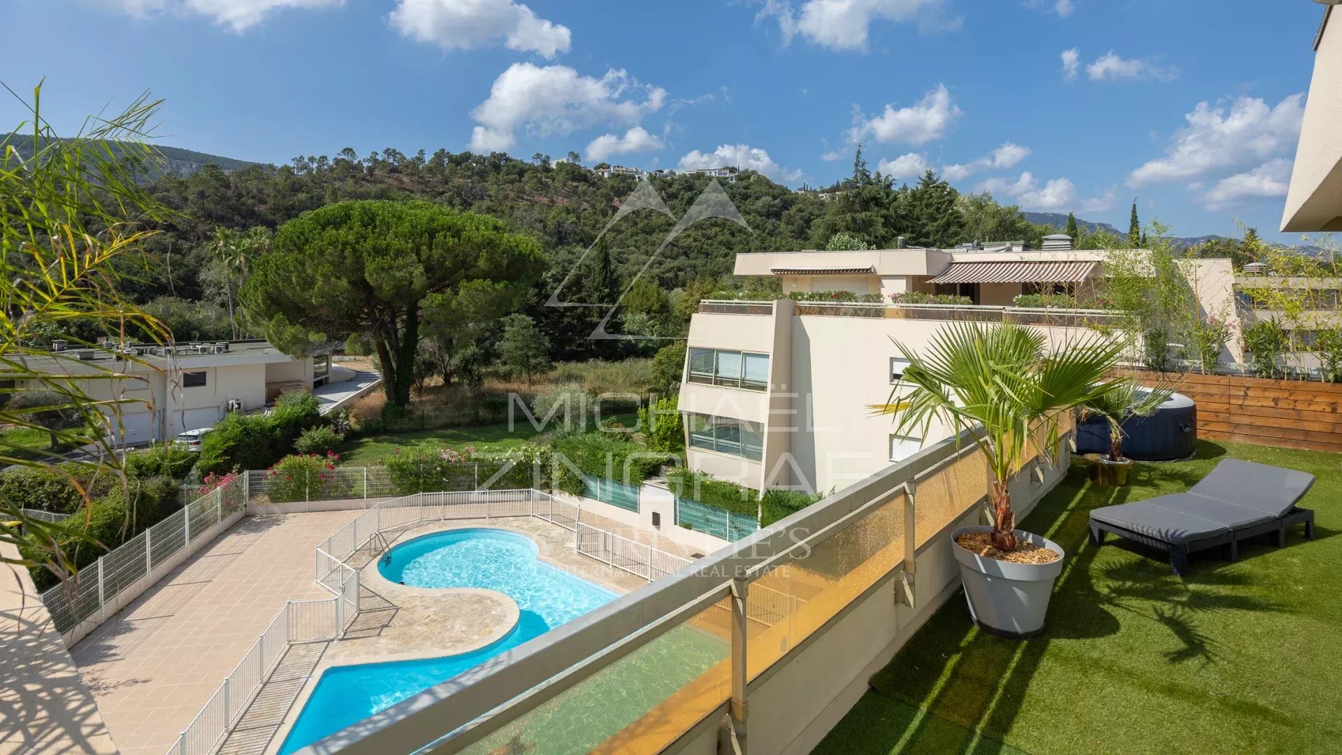 Appartement avec piscine à Mandelieu-la-Napoule Vue d'un appartement avec piscine dans une résidence privée à Mandelieu-la-Napoule.