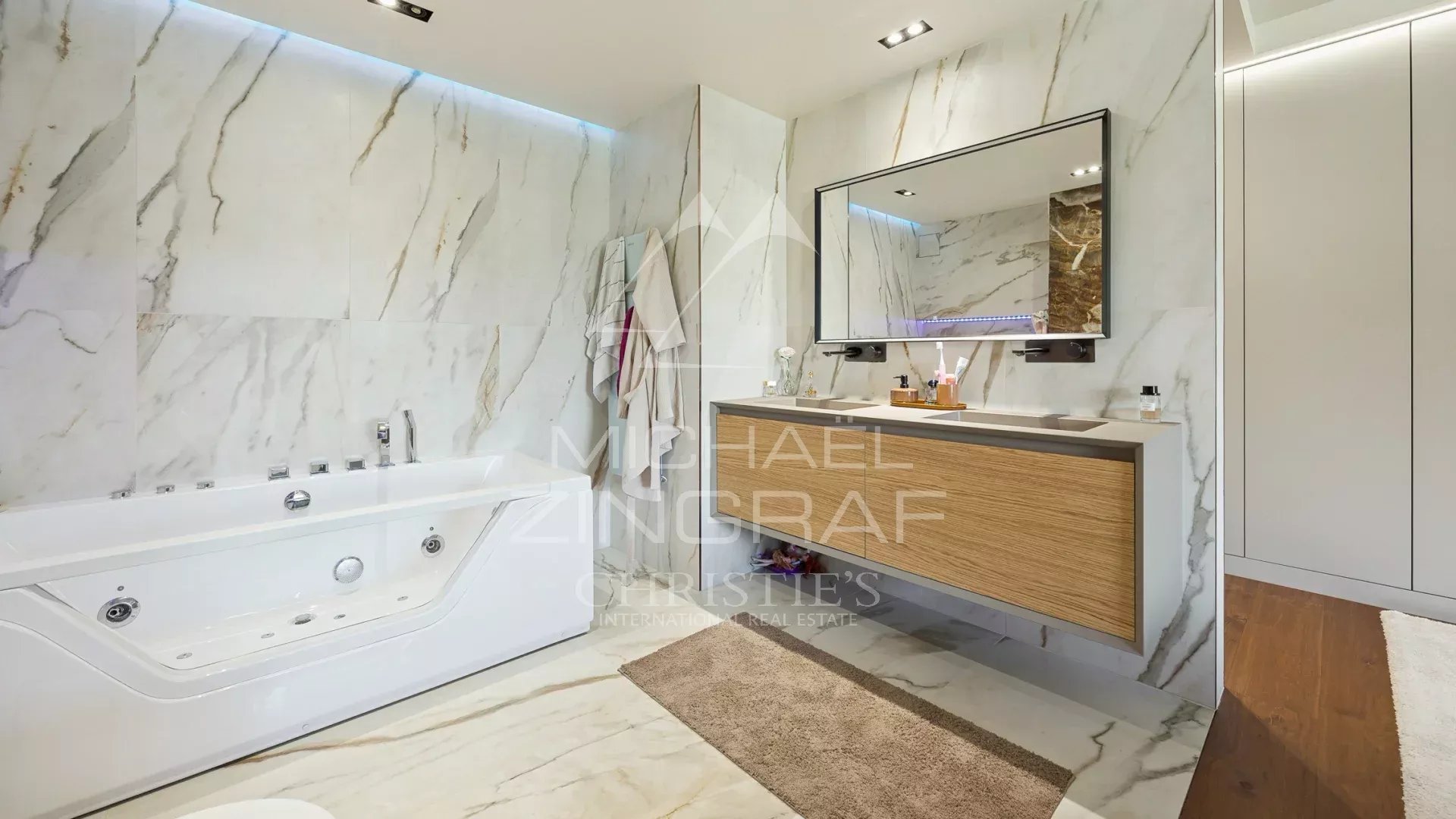 Salle de bain élégante Salle de bain moderne avec baignoire et meuble en bois, murs en marbre.