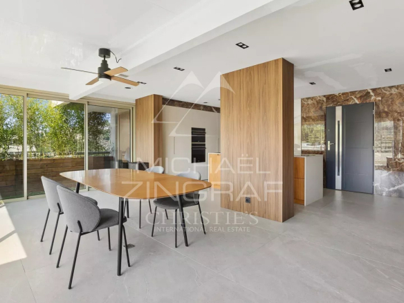 Intérieur d'un appartement moderne avec un espace de vie lumineux et une cuisine ouverte à Mandelieu-la-Napoule.