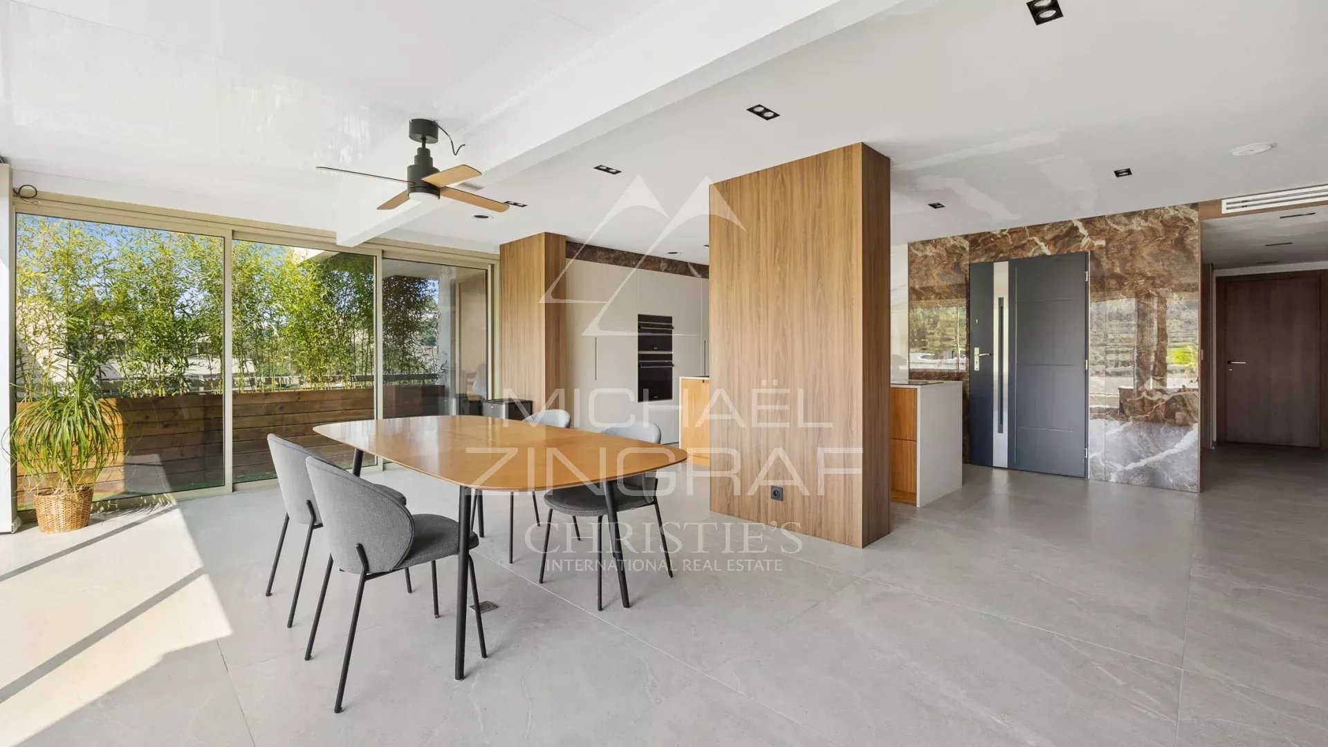 Appartement moderne à Mandelieu-la-Napoule Intérieur d'un appartement moderne avec un espace de vie lumineux et une cuisine ouverte à Mandelieu-la-Napoule.