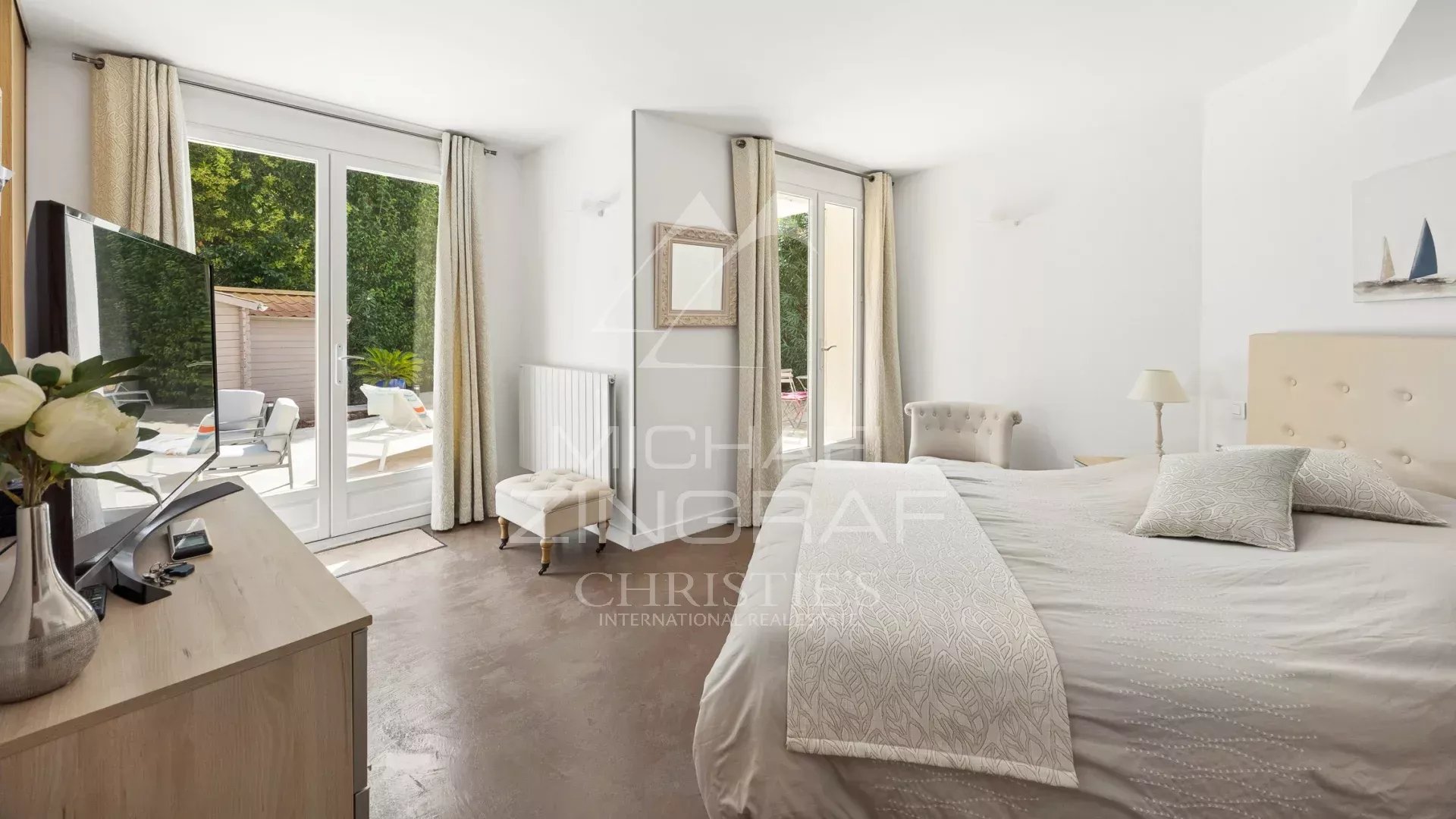 Chambre avec terrasse Chambre d'une maison avec accès à une terrasse et vue sur le jardin.