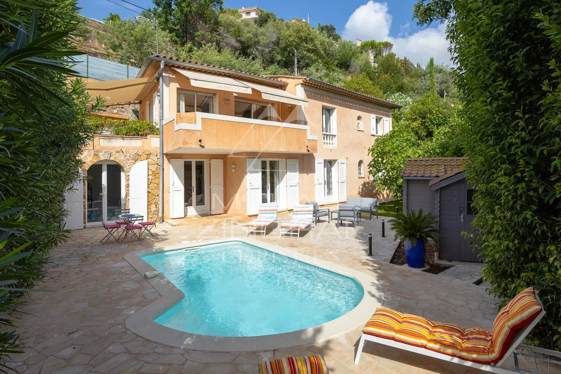 Maison avec piscine à Mandelieu-la-Napoule Maison avec piscine et jardin à Mandelieu-la-Napoule, secteur résidentiel des Termes.