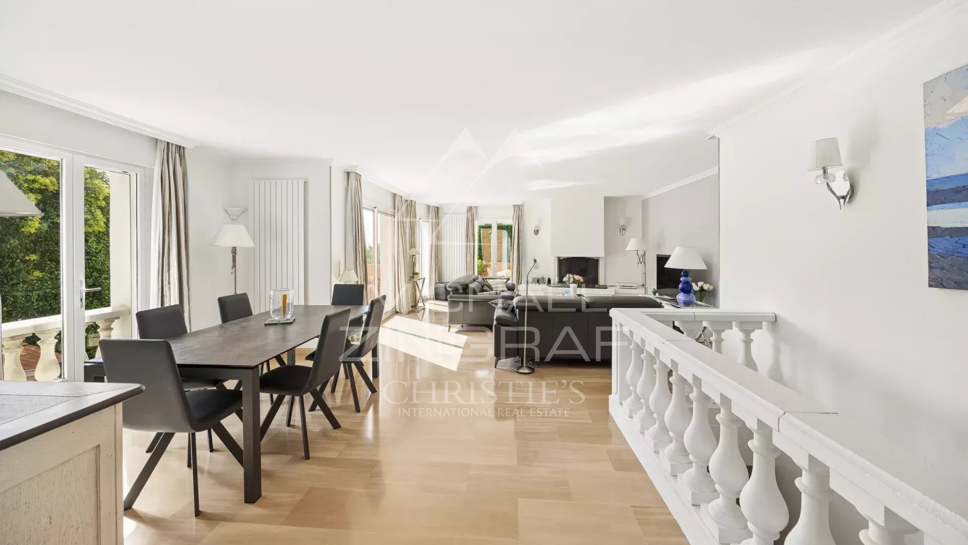 Intérieur d’une maison à Mandelieu-la-Napoule Intérieur d'une maison avec salle à manger et salon lumineux, vue sur jardin.