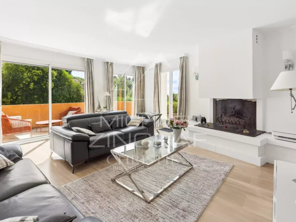 Intérieur d'une maison à Mandelieu-la-Napoule avec salon lumineux et cheminée.