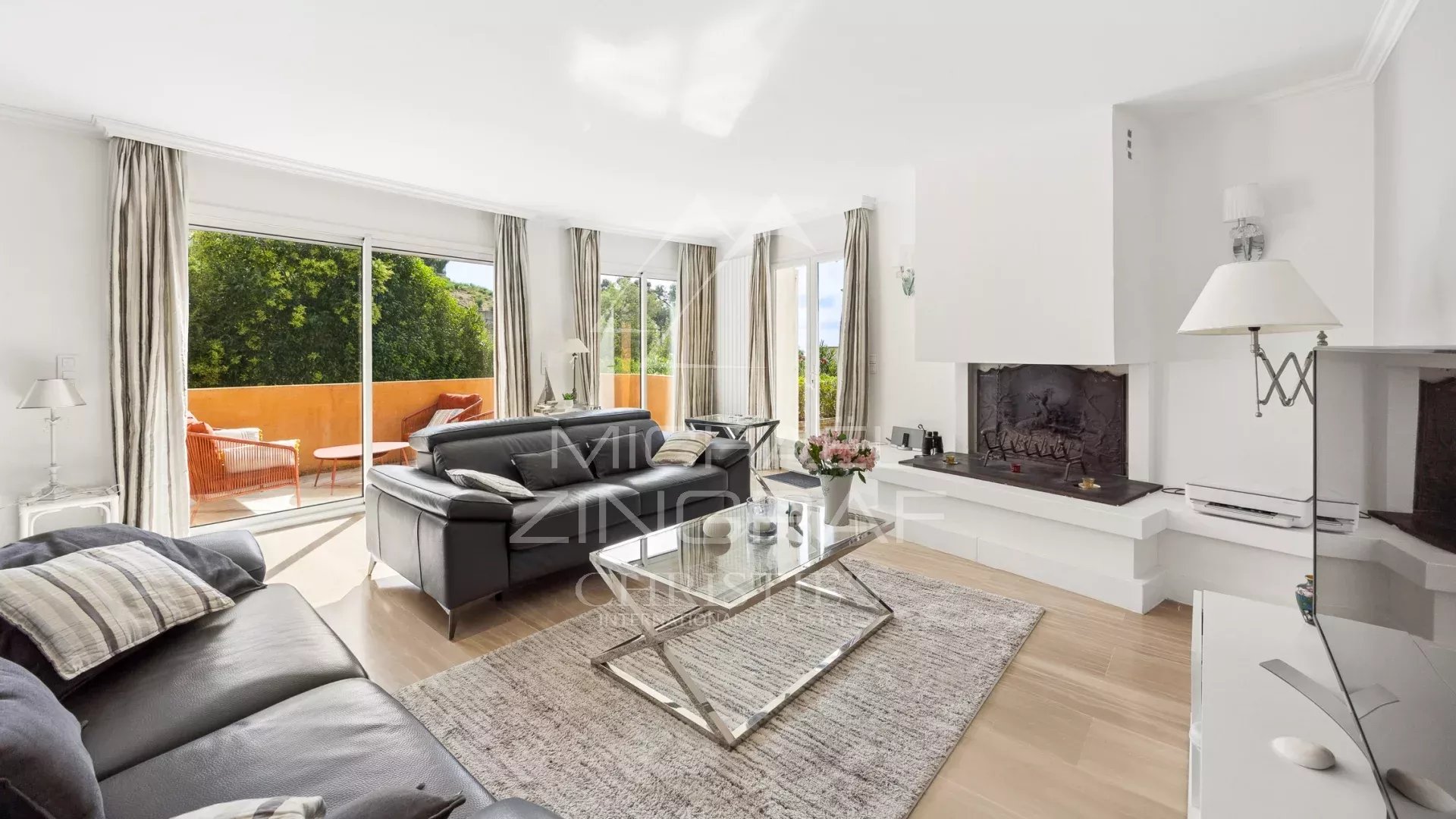 Salon d’une maison à Mandelieu-la-Napoule Intérieur d'une maison à Mandelieu-la-Napoule avec salon lumineux et cheminée.