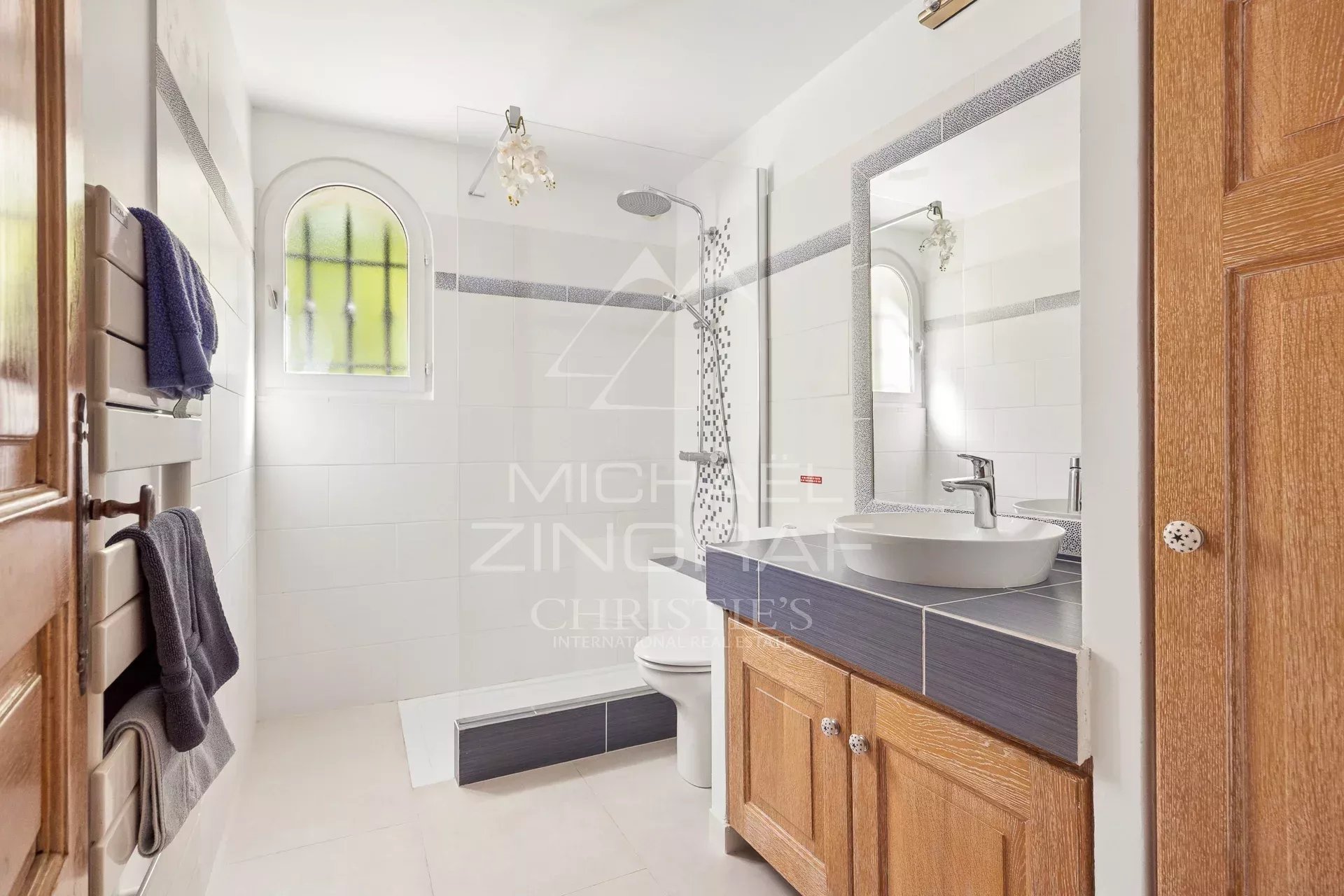 Salle de bain moderne Salle de bain moderne avec douche, lavabo et meuble en bois.