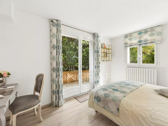 Chambre d'une maison avec accès à un jardin, décorée de manière moderne.