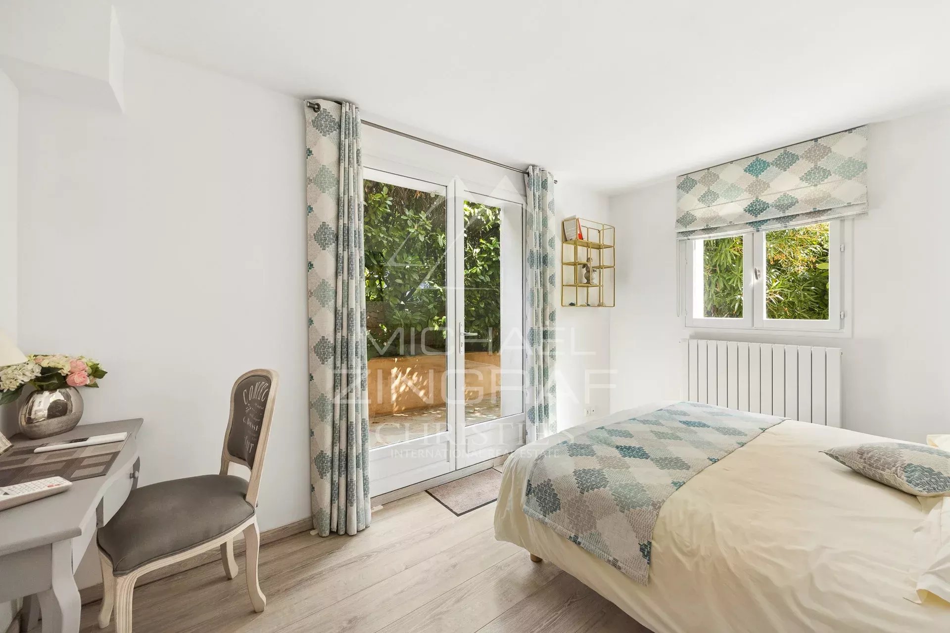 Chambre avec accès jardin Chambre d'une maison avec accès à un jardin, décorée de manière moderne.