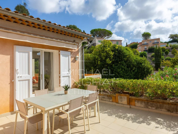 Maison avec terrasse et jardin, piscine visible, dans un cadre résidentiel à Mandelieu-la-Napoule.