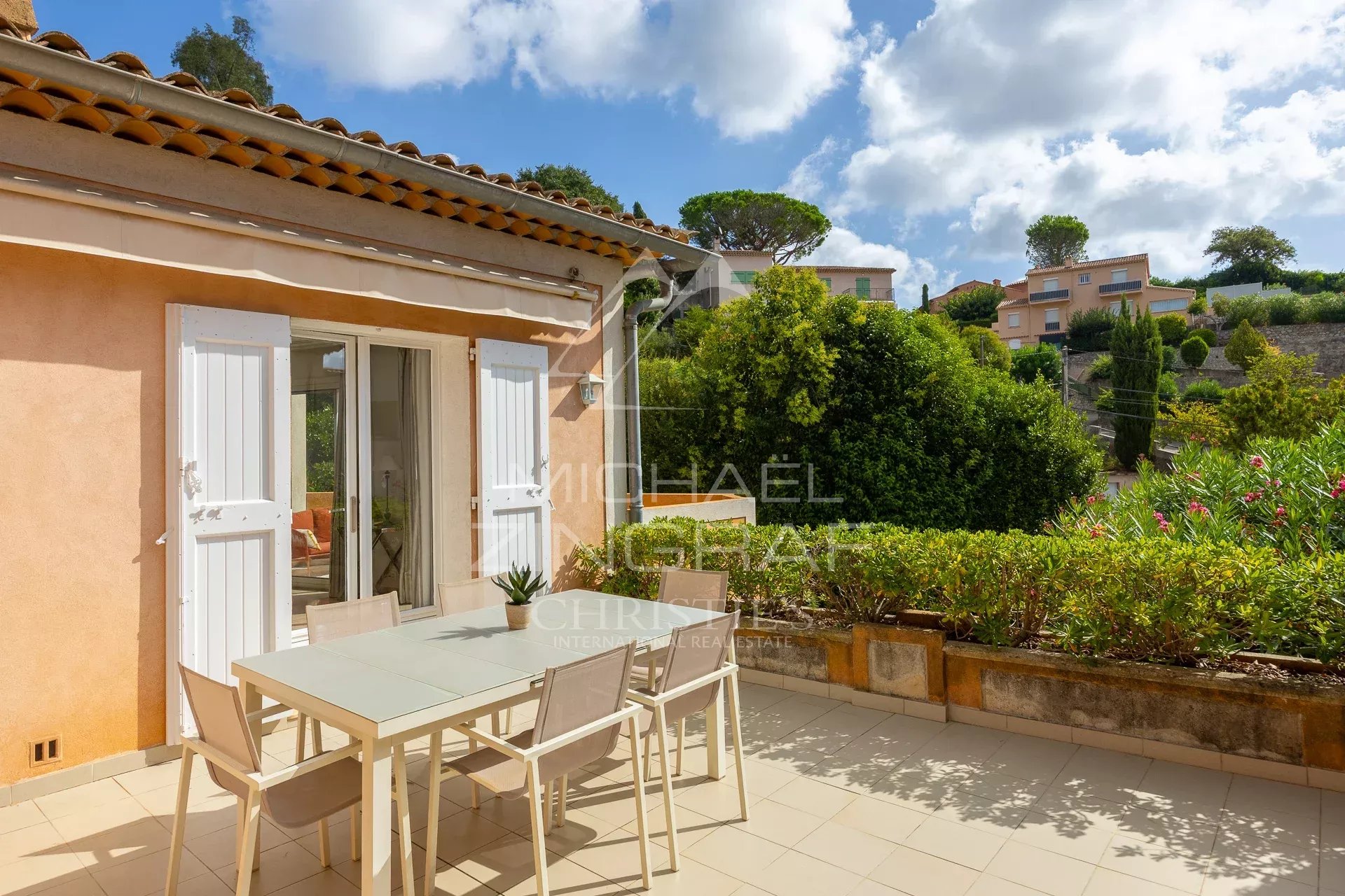 Maison avec piscine à Mandelieu-la-Napoule Maison avec terrasse et jardin, piscine visible, dans un cadre résidentiel à Mandelieu-la-Napoule.