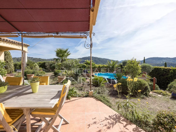 Terrace of a Provençal villa with swimming pool and garden, overlooking the surrounding nature in Tanneron.