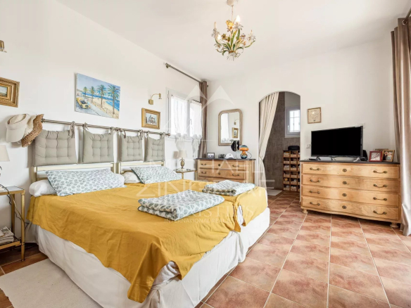 Room in a Provençal villa with double bed and warm decor in Tanneron.