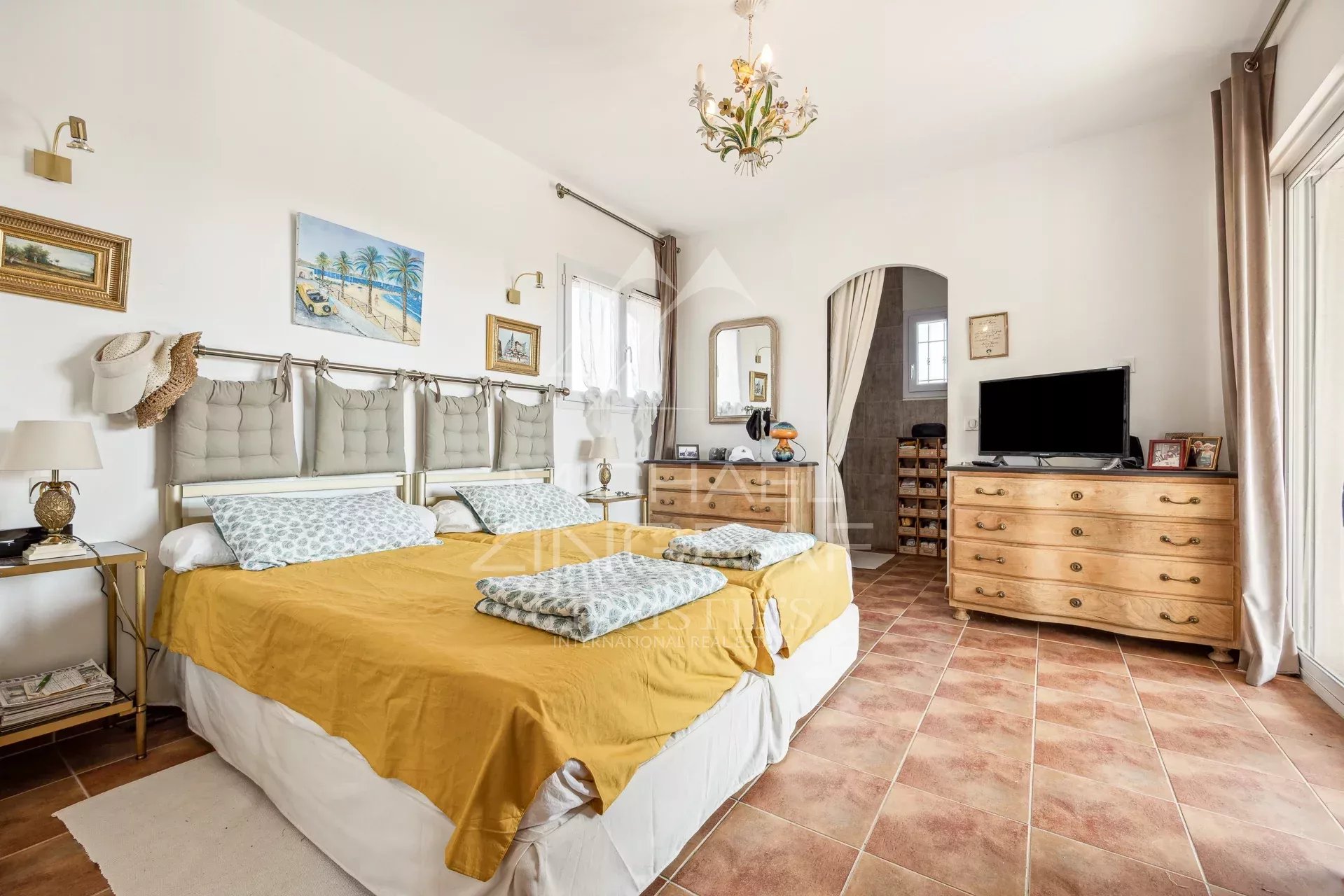 Elegant room in a Provençal villa Room in a Provençal villa with double bed and warm decor in Tanneron.