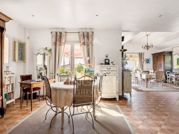 Interior of a Provençal villa in Mandelieu-la-Napoule, with living room, dining room and bright kitchen.