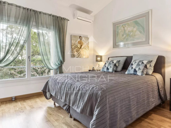 Room in a family home in Mandelieu-La Napoule with double bed and elegant decor.