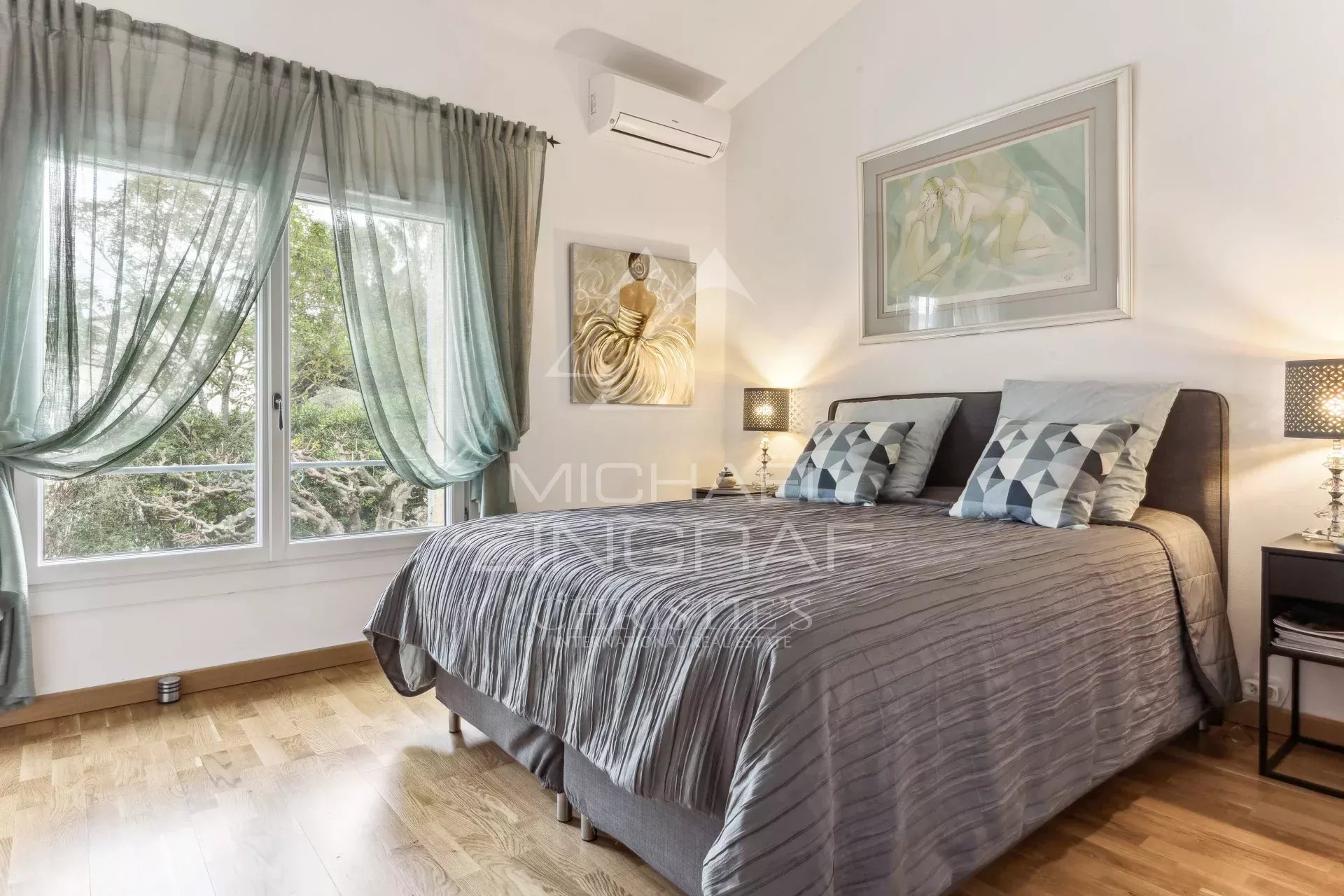 Room in a family home in Mandelieu-La Napoule with double bed and elegant decor.