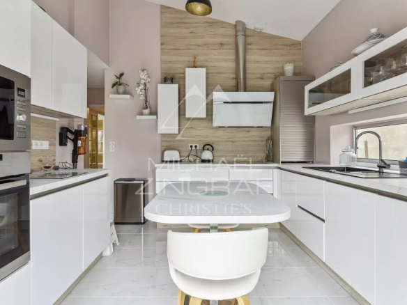 Modern and bright kitchen of a family home in Mandelieu-La Napoule.