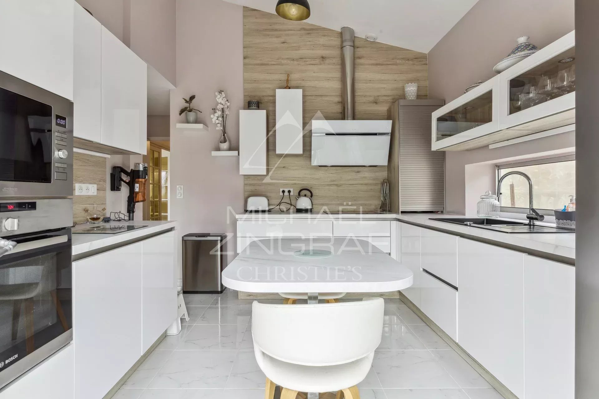 Modern and bright kitchen of a family home in Mandelieu-La Napoule.