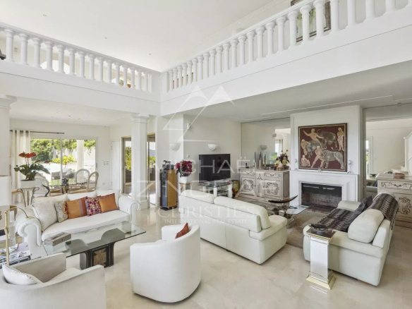 Intérieur d'une villa moderne à Mandelieu-la-Napoule avec salon lumineux et décoration élégante.