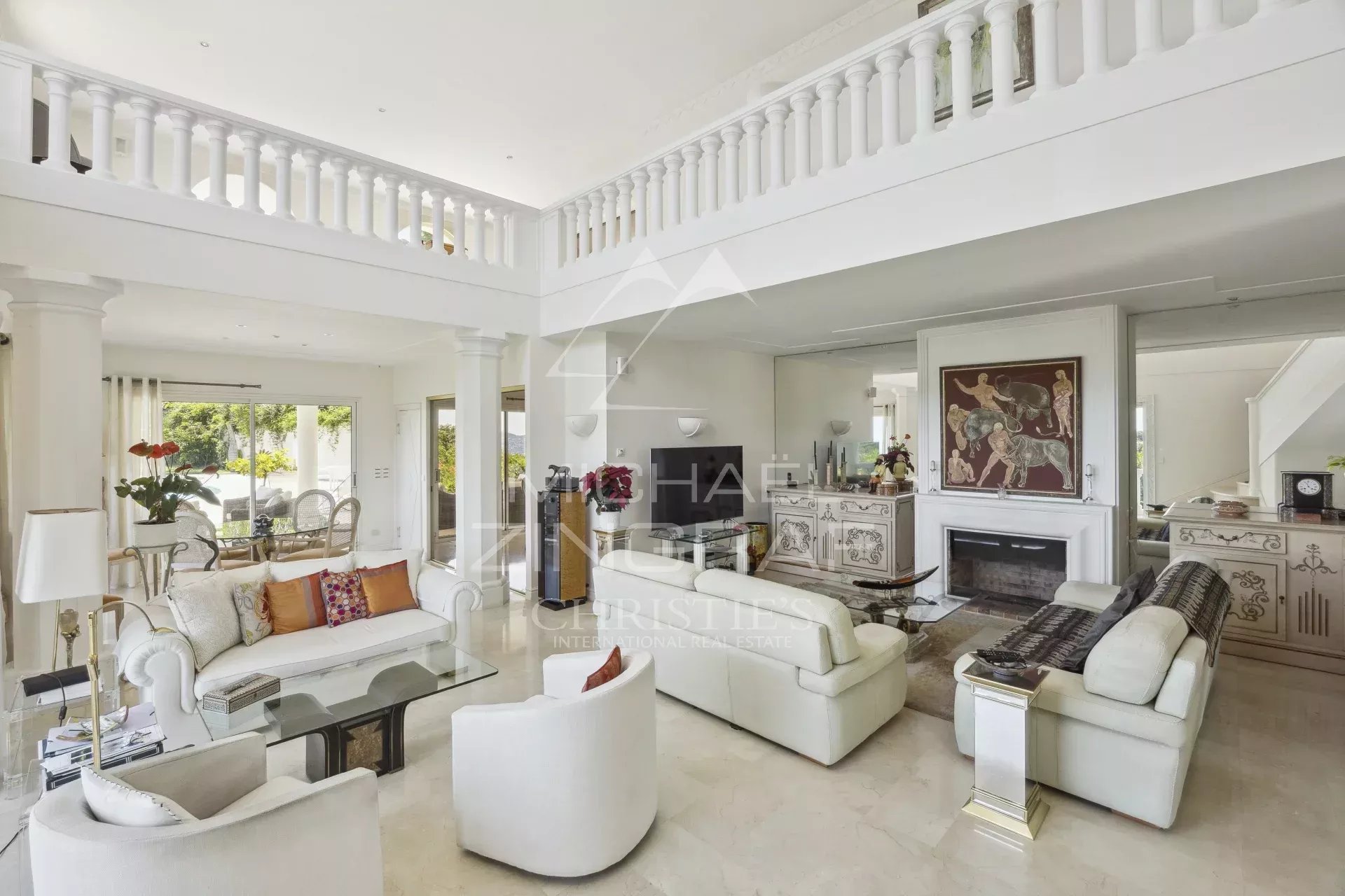 Intérieur de villa à Mandelieu-la-Napoule Intérieur d'une villa moderne à Mandelieu-la-Napoule avec salon lumineux et décoration élégante.