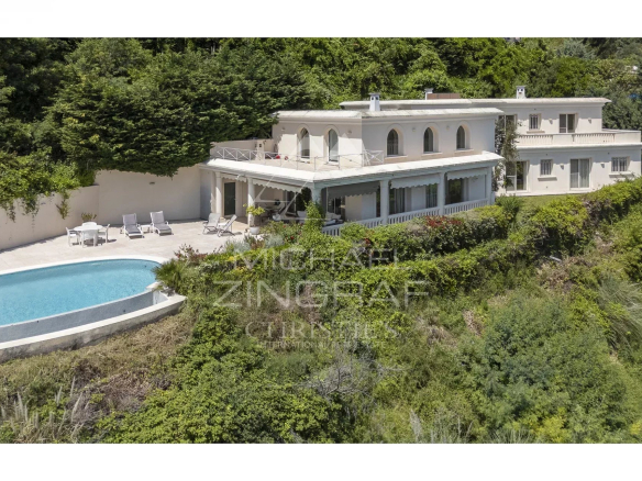 Villa d'architecte avec piscine et vue sur la mer à Mandelieu-la-Napoule.