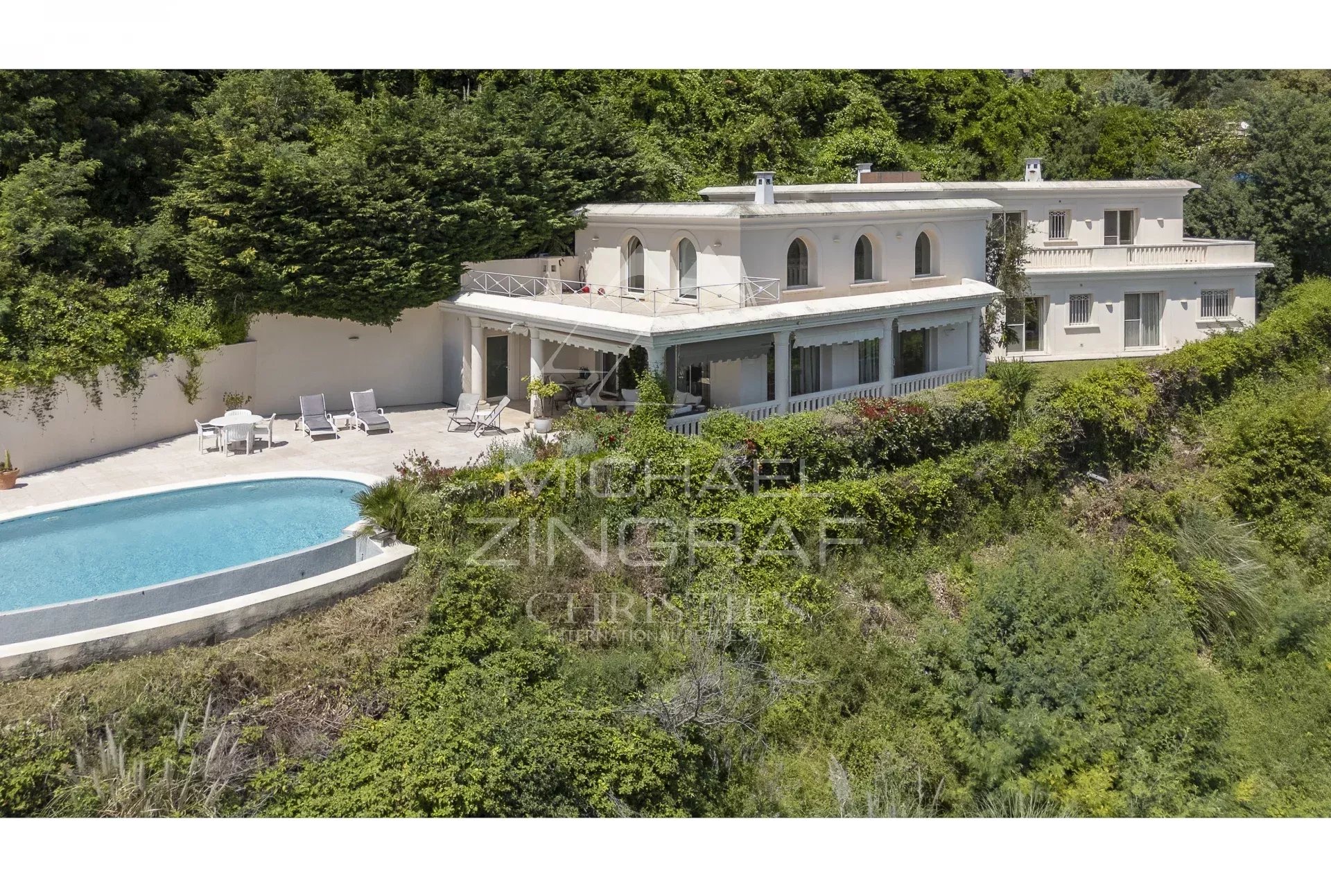 Villa vue mer à Mandelieu-la-Napoule Villa d'architecte avec piscine et vue sur la mer à Mandelieu-la-Napoule.