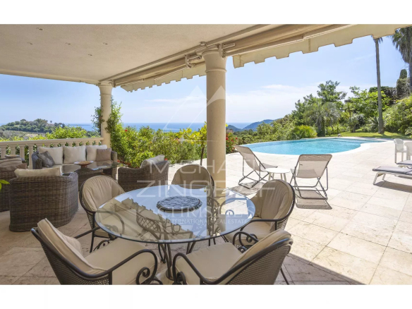 Terrasse d'une villa avec vue sur la mer, piscine et mobilier extérieur à Mandelieu-la-Napoule.
