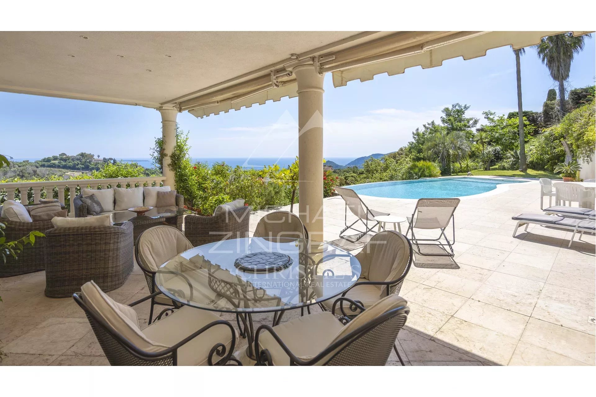 Villa avec vue mer à Mandelieu-la-Napoule Terrasse d'une villa avec vue sur la mer, piscine et mobilier extérieur à Mandelieu-la-Napoule.