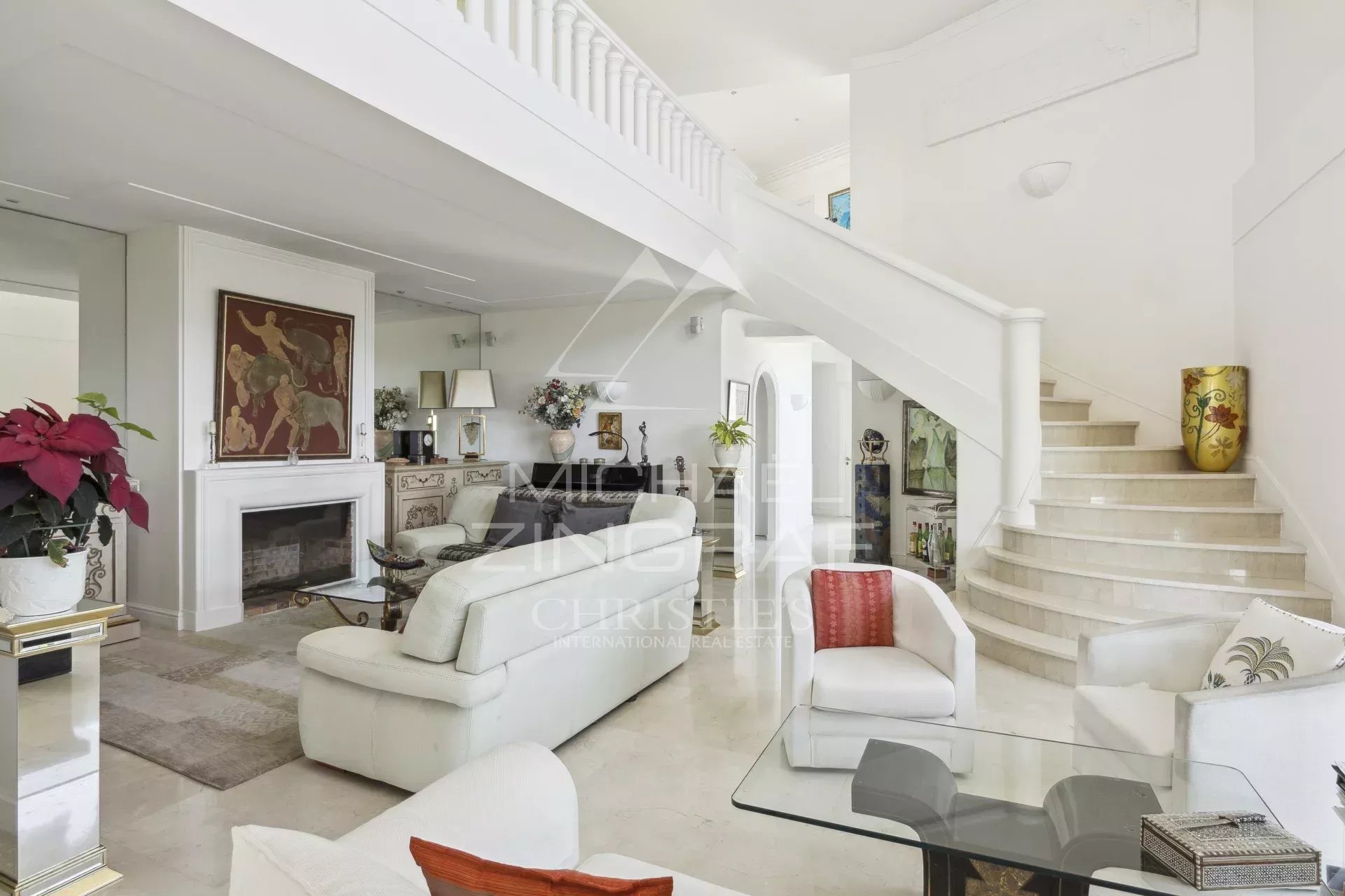 Intérieur d’une villa à Mandelieu-la-Napoule Intérieur d'une villa moderne avec salon lumineux et escalier, située à Mandelieu-la-Napoule.
