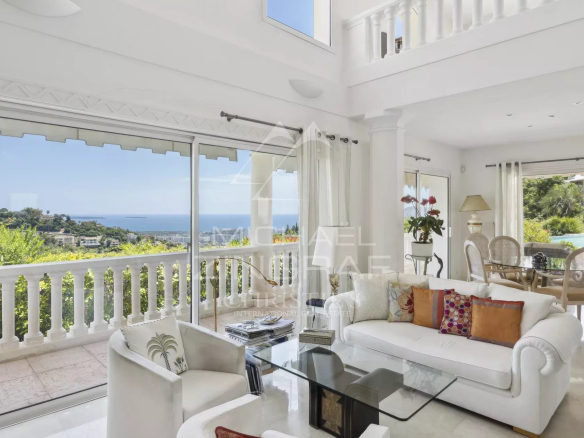 Intérieur d'une villa à Mandelieu-la-Napoule avec vue sur la mer et décoration moderne.
