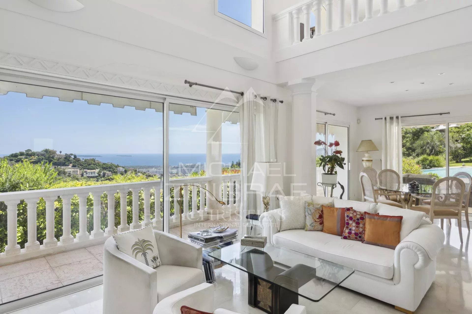 Villa avec vue mer à Mandelieu-la-Napoule Intérieur d'une villa à Mandelieu-la-Napoule avec vue sur la mer et décoration moderne.