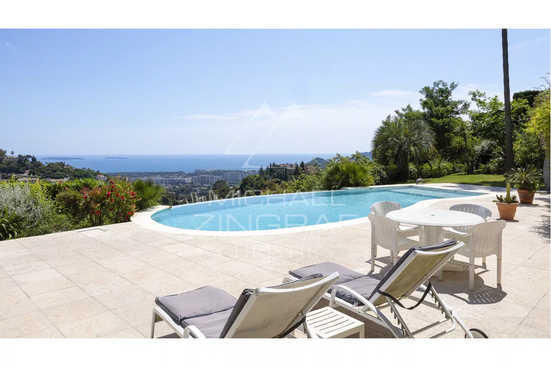 Villa vue mer à Mandelieu-la-Napoule Villa avec piscine et vue sur la mer à Mandelieu-la-Napoule, entourée de verdure.