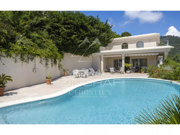 Villa moderne avec piscine entourée de verdure à Mandelieu-la-Napoule.