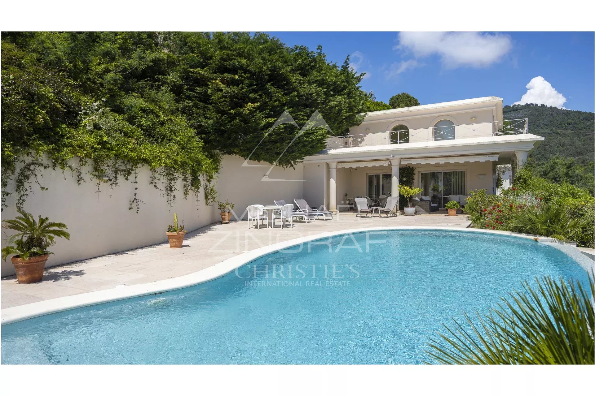 Villa avec piscine à Mandelieu-la-Napoule Villa moderne avec piscine entourée de verdure à Mandelieu-la-Napoule.