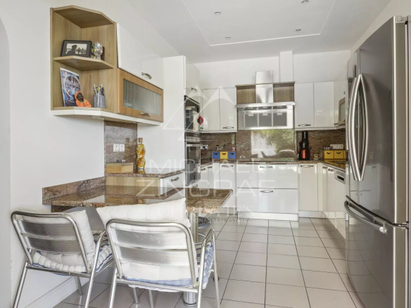 Cuisine moderne d'une villa à Mandelieu-la-Napoule avec mobilier contemporain.