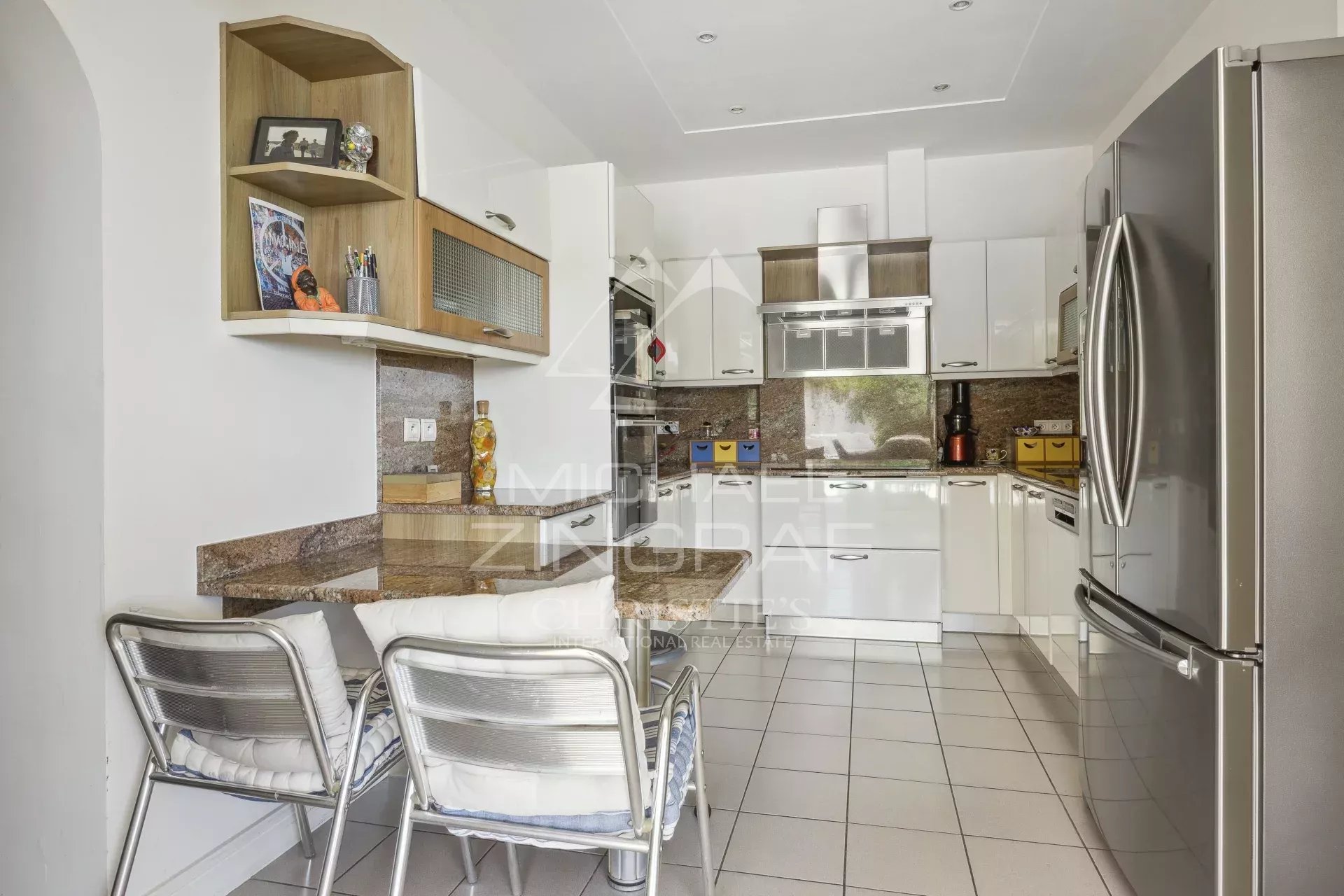 Cuisine de villa à Mandelieu-la-Napoule Cuisine moderne d'une villa à Mandelieu-la-Napoule avec mobilier contemporain.