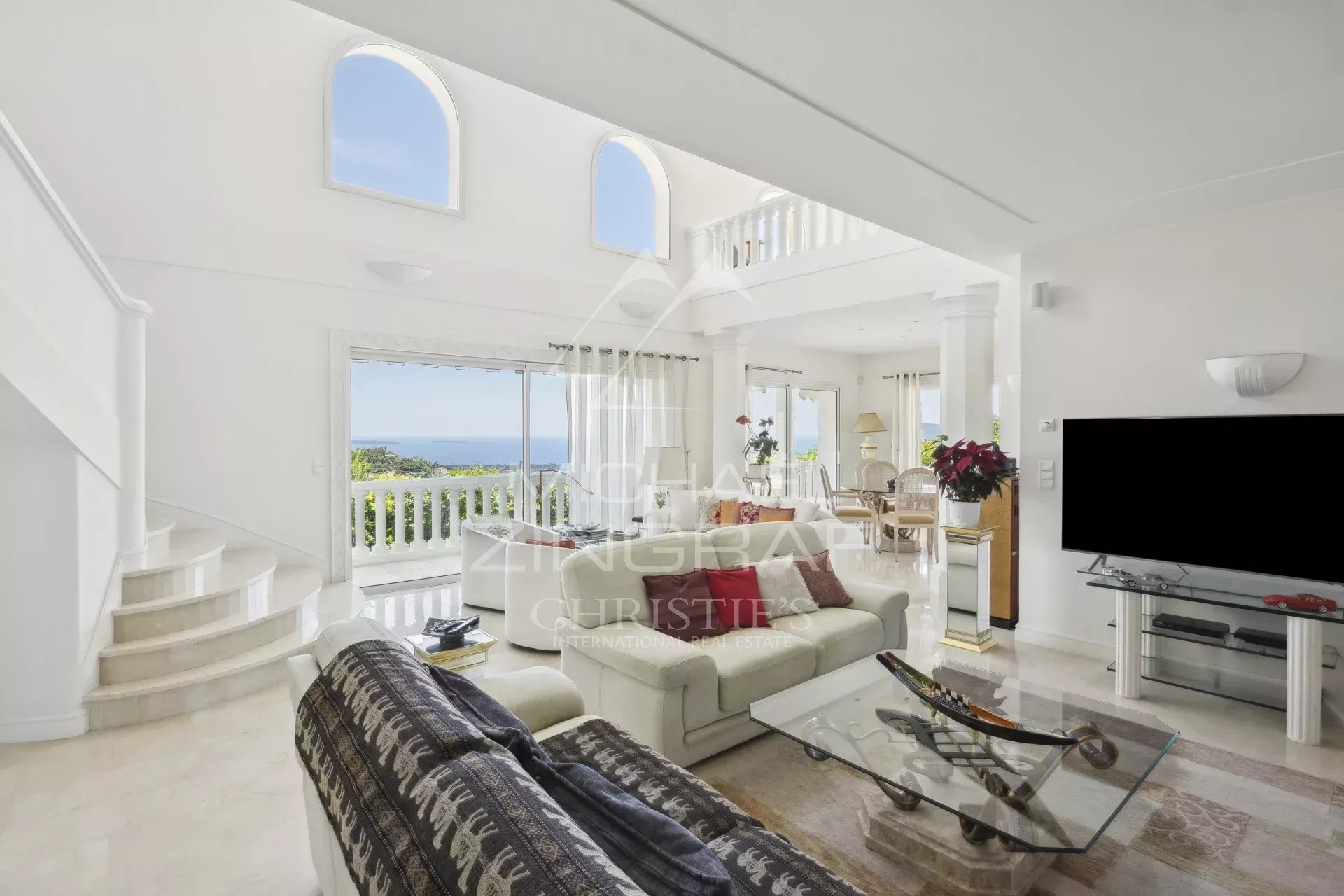 Villa moderne à Mandelieu-la-Napoule Intérieur d'une villa moderne avec vue sur la mer, salon lumineux et élégant à Mandelieu-la-Napoule.
