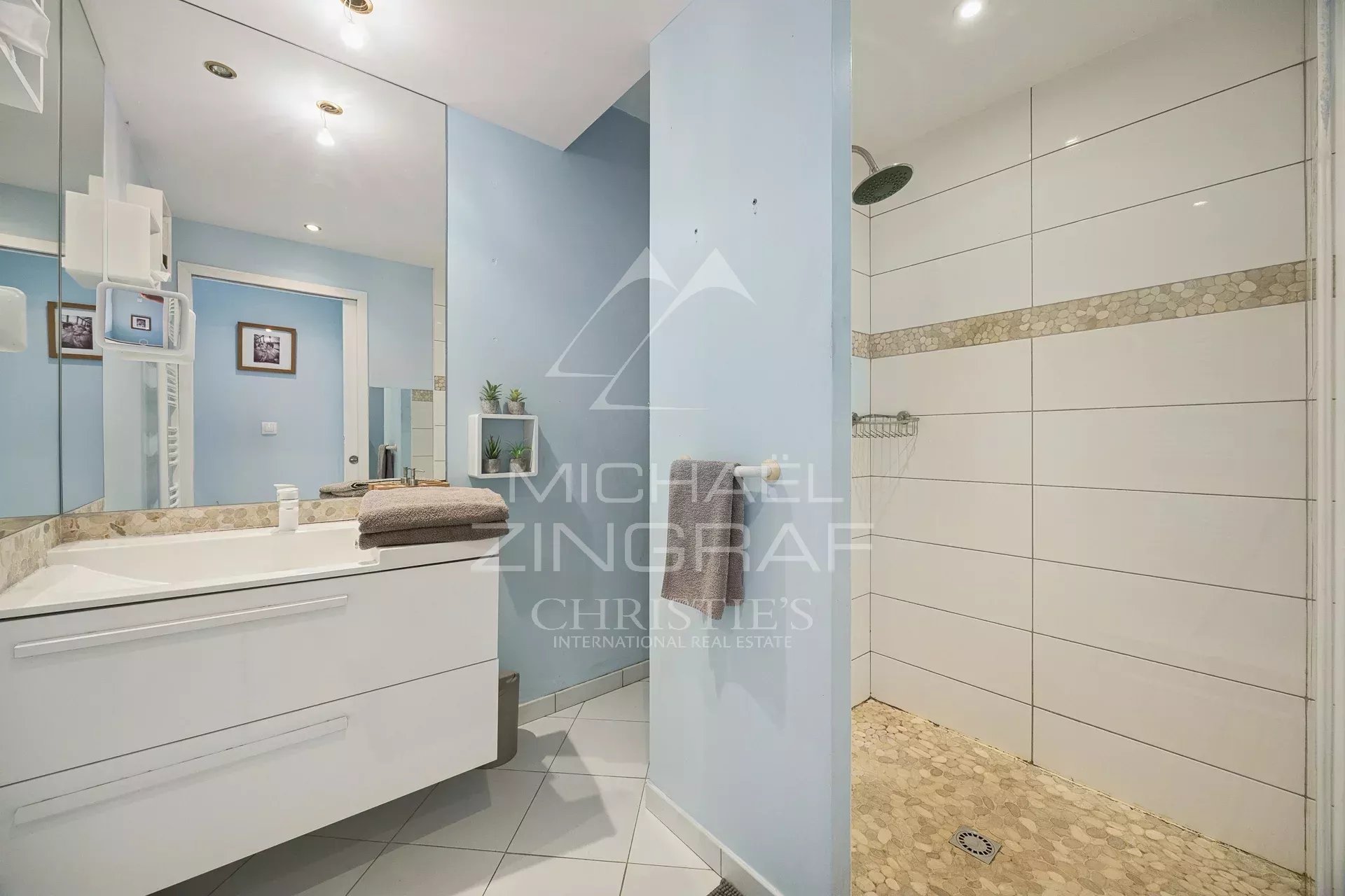 Salle de bain de villa Salle de bain moderne avec douche et lavabo dans une villa