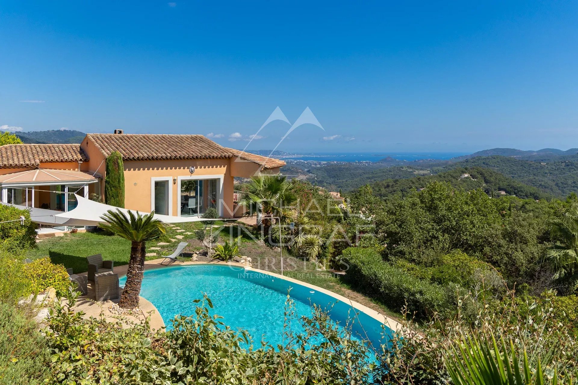 Propriété vue mer à Les Adrets-de-l’Estérel Propriété avec piscine et vue panoramique sur la mer à Les Adrets-de-l'Estérel.