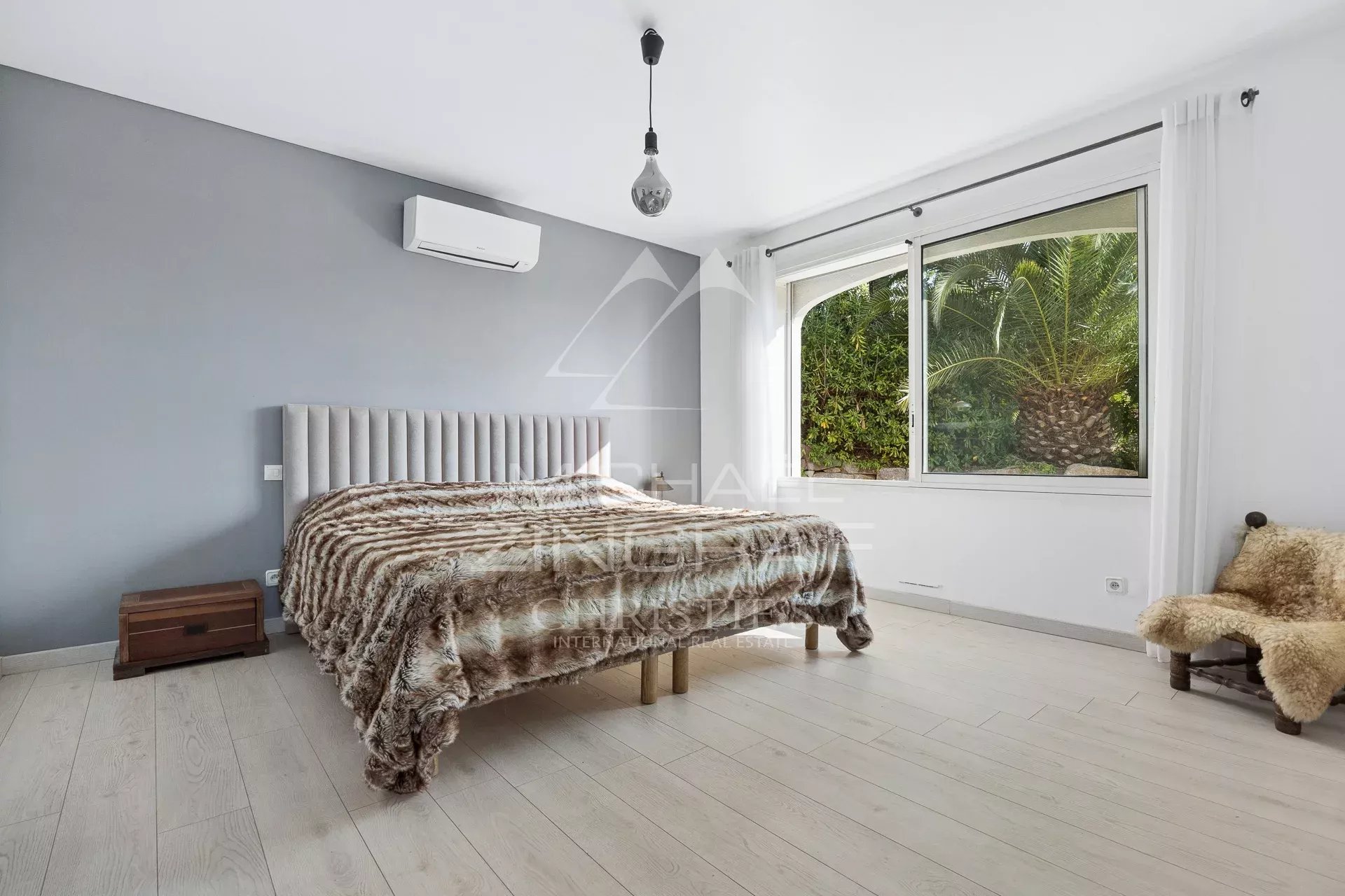 Chambre avec vue sur la nature Chambre d'une propriété avec vue mer, décorée sobrement, fenêtres donnant sur la nature.