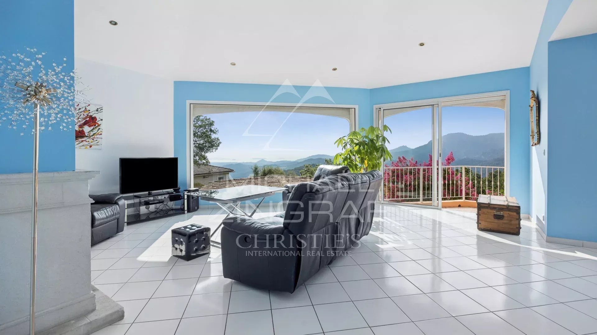 Villa avec vue sur la mer Intérieur d'une villa avec vue sur la mer, salon lumineux avec grandes fenêtres et mobilier moderne.