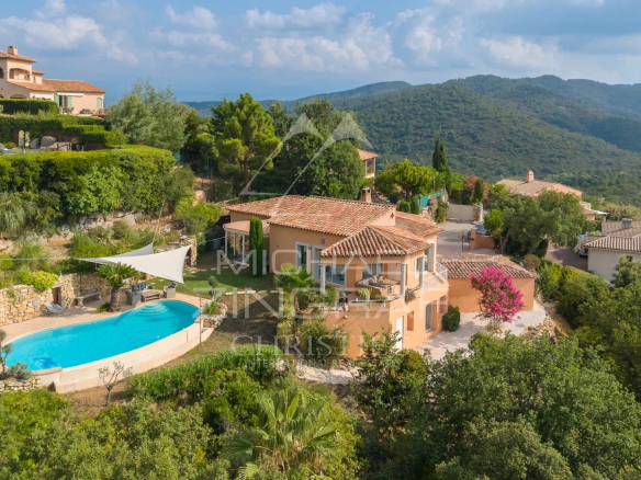Vue aérienne d'une propriété avec piscine entourée de verdure et vue sur la mer à Les Adrets-de-l'Estérel.