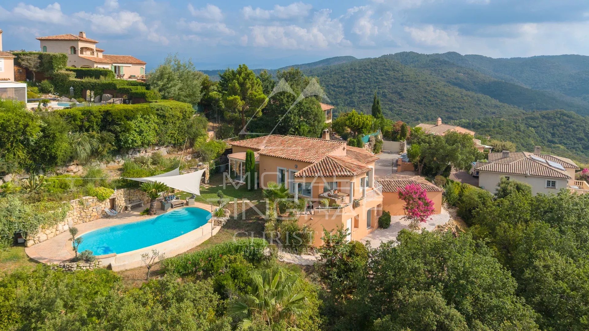 Propriété avec vue mer à Les Adrets-de-l’Estérel Vue aérienne d'une propriété avec piscine entourée de verdure et vue sur la mer à Les Adrets-de-l'Estérel.