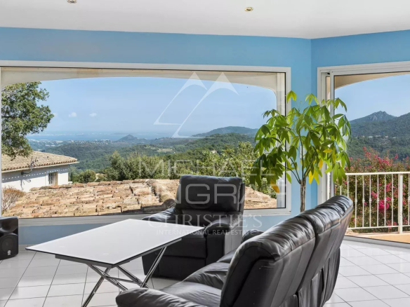 Intérieur d'une villa avec vue sur la mer et le massif de l'Estérel, baignée de lumière.