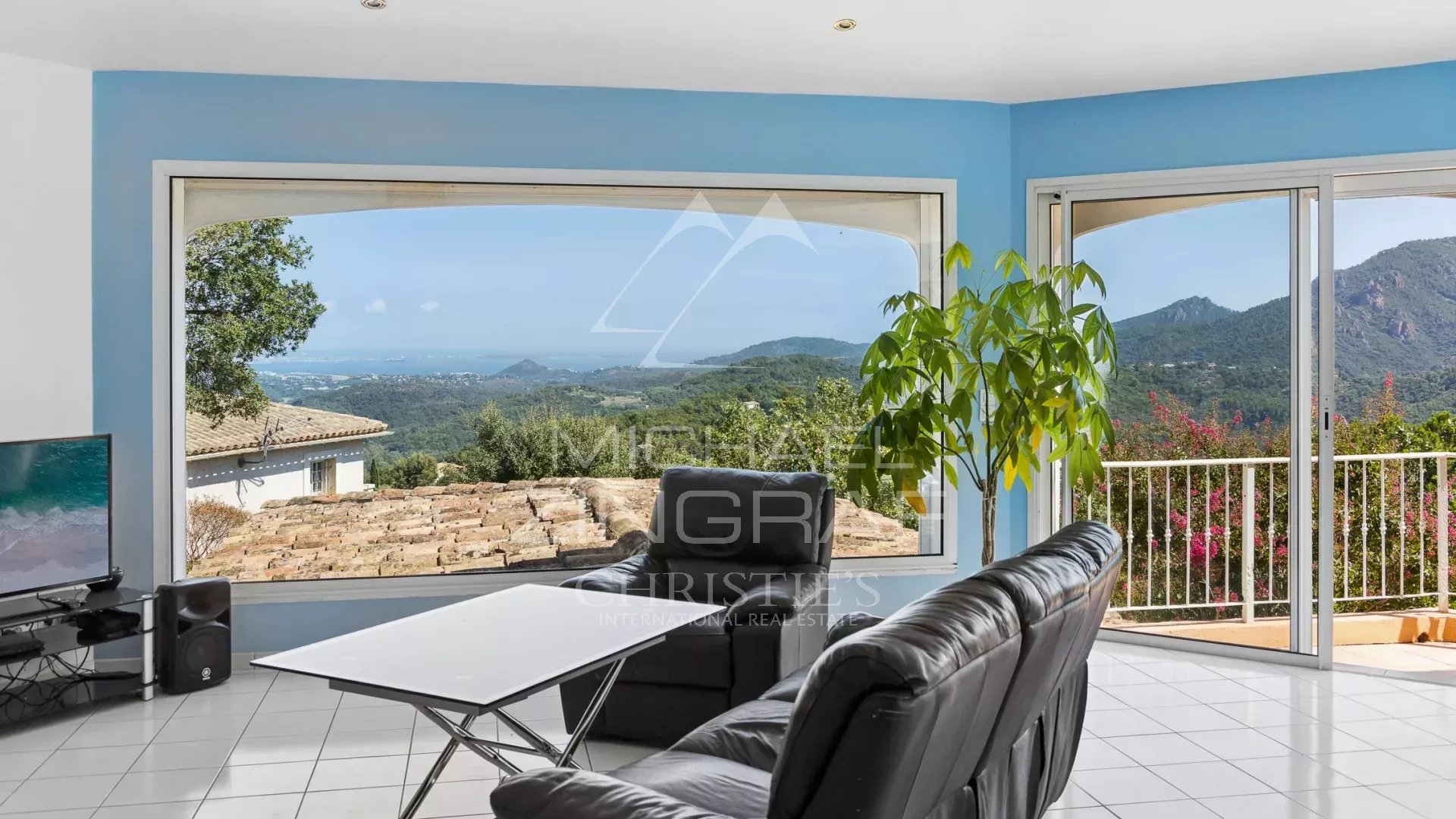 Villa avec vue panoramique Intérieur d'une villa avec vue sur la mer et le massif de l'Estérel, baignée de lumière.
