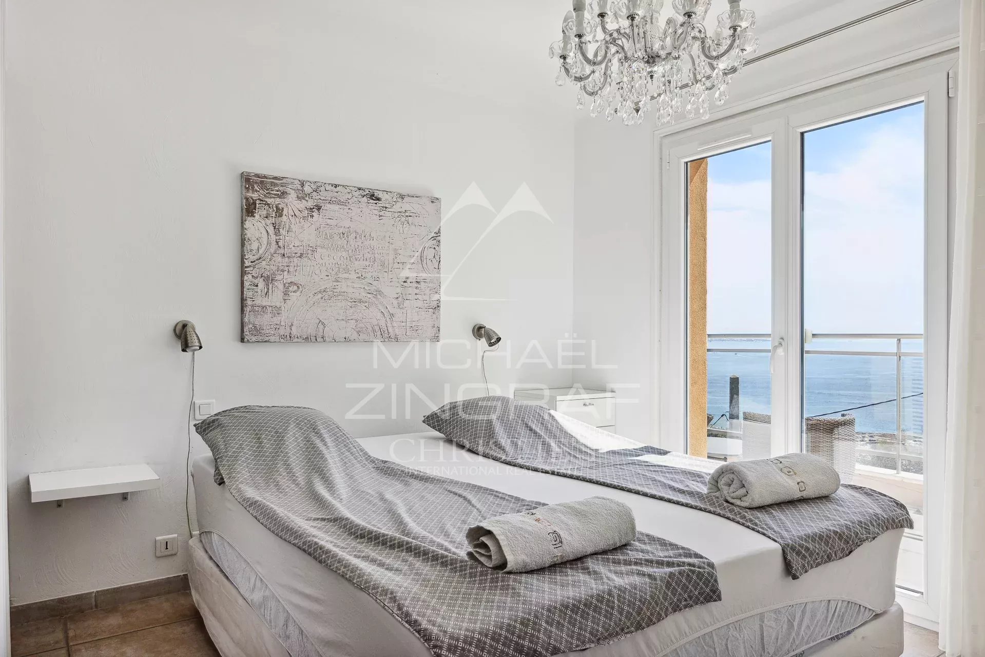 Chambre avec vue sur la mer Chambre avec vue mer, lits jumeaux, décoration élégante et accès à un balcon.