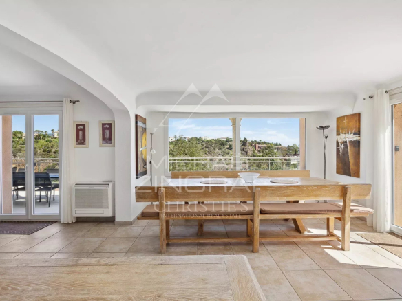 Intérieur d'une maison à Théoule-sur-Mer avec salle à manger et vue sur la mer.